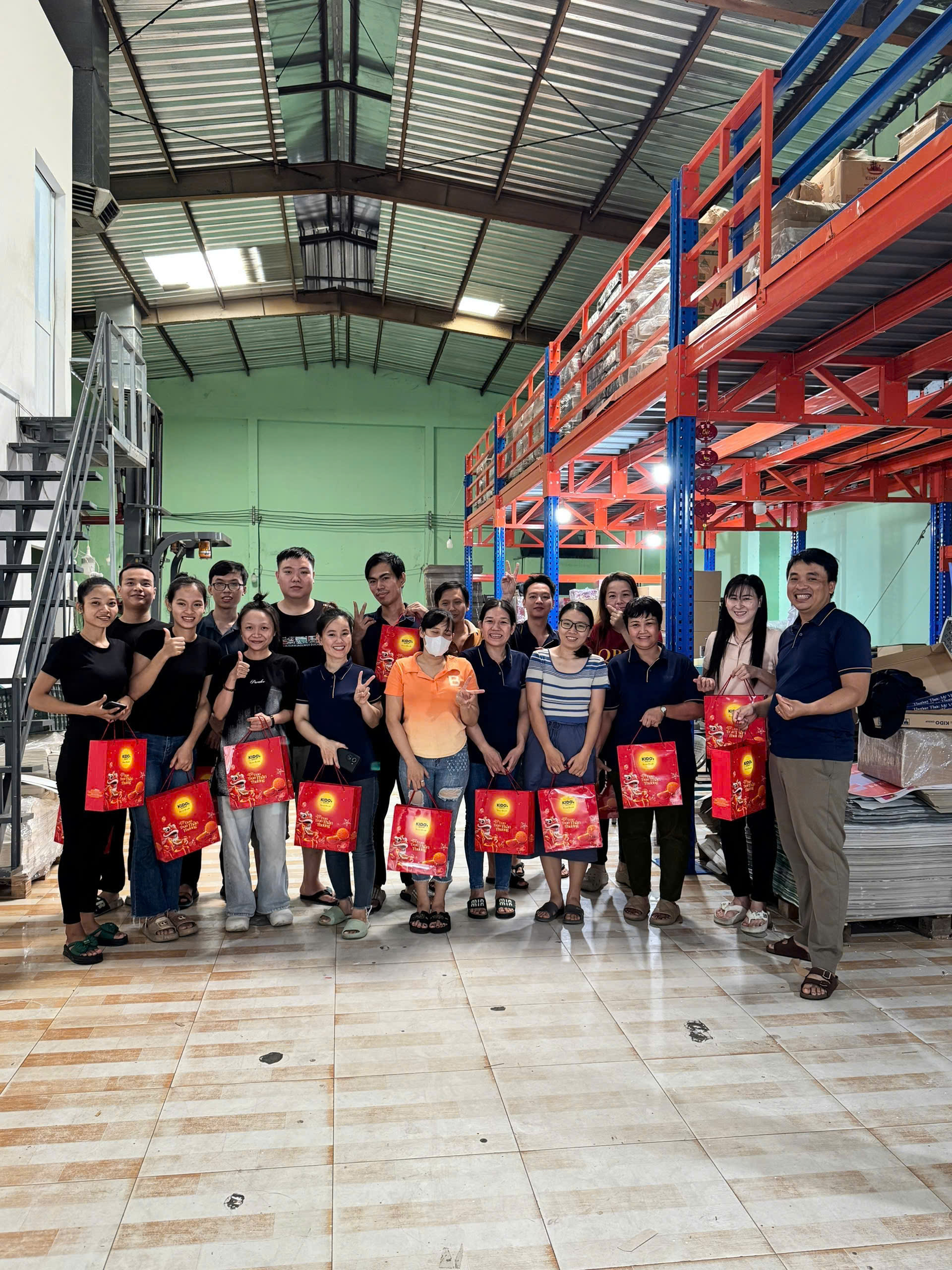 Đội ngũ nhân sự xưởng sản xuất bao bì giấy Sen Vàng Packaging